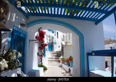 Durchgang am kraterrandweg blumengeschmueckter in Imerovigli, Santorin, Kykladen, aegaeis, Griechenland, Mittelmeer, Europa | Blume dekoriert passag Stockfoto
