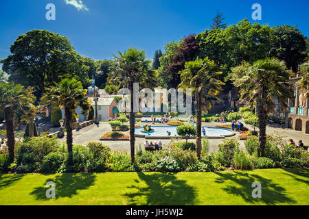 Zentrale Piazza von Portmeirion Dorf in Nord-Wales, UK Stockfoto