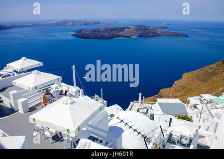 Luxurioese Hotelanlage am Kraterrand, Blick in die Caldera und Vulkaninsel Nea Kameni, Imerovigli, Santorin, Kykladen, aegaeis, Griechenland, mittelm Stockfoto