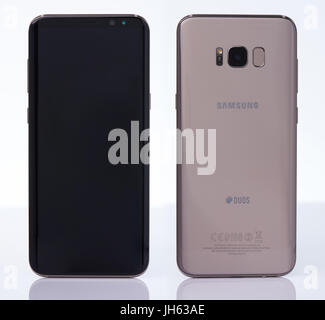 New York, USA – 11. Juli 2017: Rücken und Vorderansicht Samsung s8 + Smartphone isoliert auf weißem Hintergrund. Stockfoto