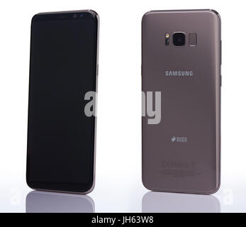 New York, USA – 11. Juli 2017: Neues Samsung s8 + Smartphone isoliert auf weißem Hintergrund. Hinteren und vorderen Perspektivansicht des gold Samsung Galaxy s8 plus Stockfoto