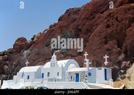 Kleine orthodoxe Kirche am Parkplatz vom Roten Strand, roter Strand oder in griechisch Kokkini Paralia bei Akrotiri, Santorin, Kykladen, Ägäis, Grieche Stockfoto