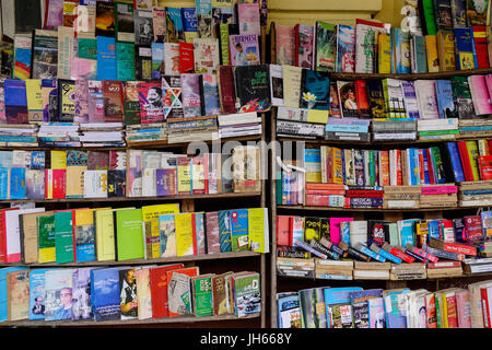 Yangon, Myanmar - 26. Februar 2016. Alten Buchladen auf Straße in Yangon, Myanmar. Yangon ist nicht mehr die Hauptstadt von Myanmar, aber es hat eine riesige erlebt Stockfoto