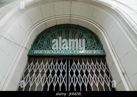 Yangon, Myanmar - 26. Februar 2016. Detail der alten Palast in Yangon, Myanmar. Yangon ist nicht mehr die Hauptstadt von Myanmar, aber es hat eine riesige inc erlebt Stockfoto