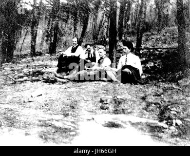 Studenten aus einem Geologie-Kurs an der Johns Hopkins University ruhen auf einem Hügel während einer Exkursion, 1915. Stockfoto