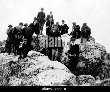 Studenten aus der Johns-Hopkins-Universität-Geologie-Klasse sind auf Felsen während einer Exkursion im westlichen Maryland, 1915 versammelten. Stockfoto