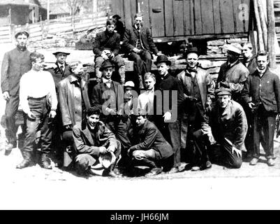 Gruppenbild der Schüler aus einer Klasse der Geologie an der Johns Hopkins University auf einer Exkursion fossilen Jagd im westlichen Maryland, 1907. Stockfoto