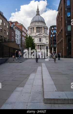 Touristen fahren den Peter's Hill hinauf in Richtung St. Paul's Cathedral Stockfoto