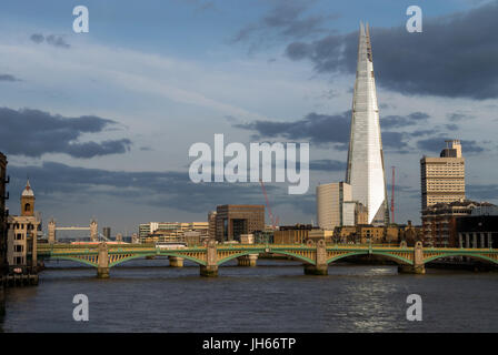 Der Blick von der Millennium Bridge auf die Southwark Bridge und den Shard Tower Stockfoto
