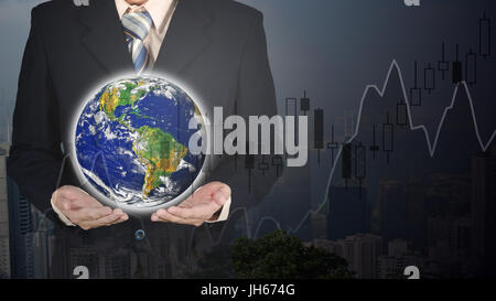 Doppelbelichtung Geschäftsmann verschwommene Stadt Hintergrund, Elemente von diesem Bild t Erde mit finanziellen Graph Chart und Welt Karte festhalten Stockfoto