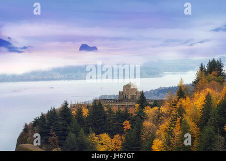 Überrollen Nebel Beacon Rock in Crown Point Columbia River Gorge in Oregon in Herbstsaison Stockfoto