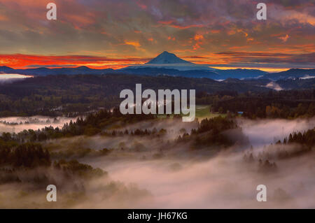 Nebligen Sonnenaufgang über Mount Hood und Sandy River Valley aus Jonsrud Sicht in Sandy Oregon Stockfoto