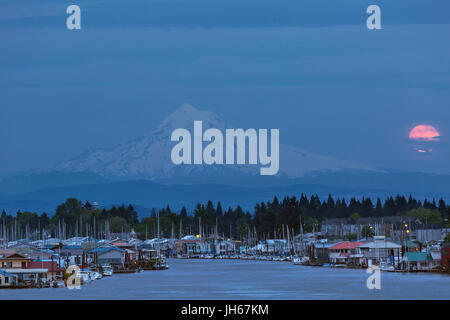 Full Moon Rising hinter Mount Hood auf Hayden Island in Portland Oreogn während der blauen Stunde Stockfoto