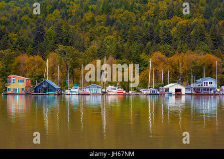 Flloating Häuser Hausboote Multnomah Kanal in Portland, Oregon im Herbst-Saison Stockfoto