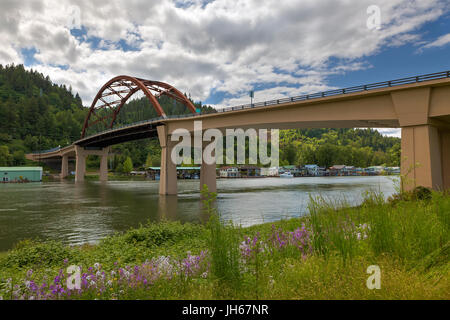 Sauvie-Insel-Brücke mit Wildblumen über schwimmende Häuser entlang Multnomah Kanal in Portland, Oregon Stockfoto