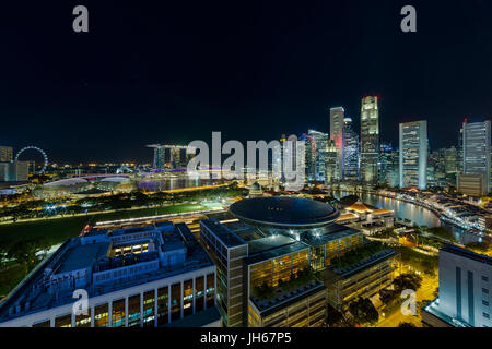 Skyline von Singapur zentralen Geschäftsviertel CBD von Boat Quay am Singapore River am Abend blauen Dämmerstunde Stockfoto