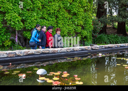 Menschen, Touristen, Besucher, Besuch, Garten, die Hess Collection Winery, Napa, Napa Valley, Napa County, Kalifornien Stockfoto