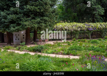 Outdoor-Weinprobe, Garten, die Hess Collection Winery, Napa, Napa Valley, Napa County, Kalifornien Stockfoto