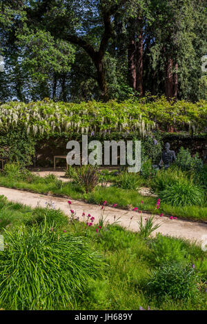 Outdoor-Weinprobe, Garten, die Hess Collection Winery, Napa, Napa Valley, Napa County, Kalifornien Stockfoto