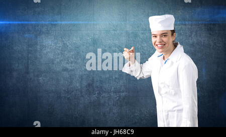 Schöne Medizin Ärztin in Uniform. Studio Hintergrund gemalt. Konzept der profitablen Gesundheitsversorgung. Stockfoto