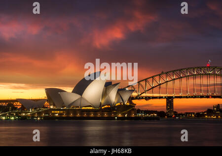 Sydney Opera House bei Sonnenuntergang beleuchtet Stockfoto