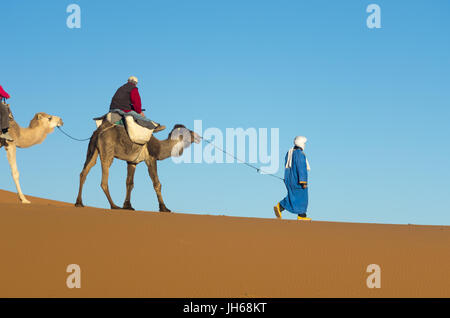 Touristen auf Kamel reiten, Erg Chebbi Wüste bei Merzouga, Sahara, Marokko Stockfoto
