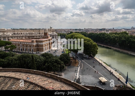 Rom, Italien, 18. August 2016: Blick auf Rom vom Castel Sant Angelo ein bewölkter Tag des Sommers Stockfoto