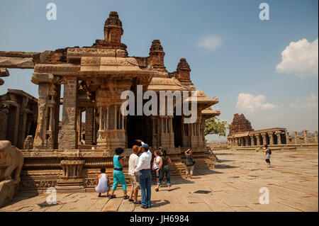 Indische Besucher Vijaya Vittala Tempel, Hampi, Karnataka, Indien Stockfoto