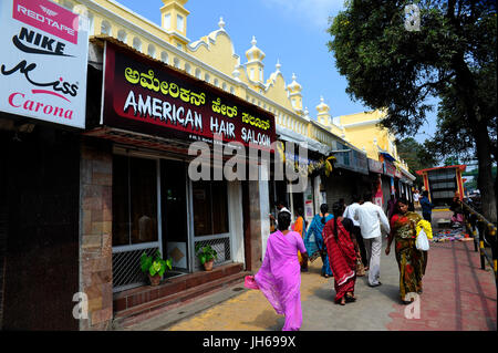 Indische Frauen in traditionellen bunten Saris in Mysore, Karnataka, Indien Stockfoto