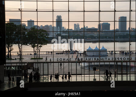 05.05.2017, Singapur, Republik Singapur, Asien - ein Blick von Innen" Die shoppes' Shopping Mall auf dem Singapore River im Kern der Innenstadt. Stockfoto