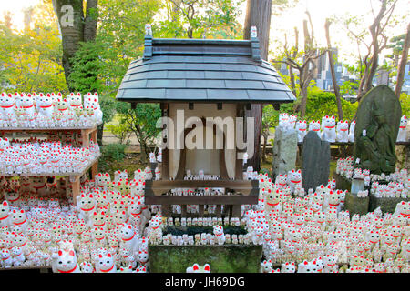 Maneki Neko am Gotokuji Tempel Tokyo Japan Stockfoto