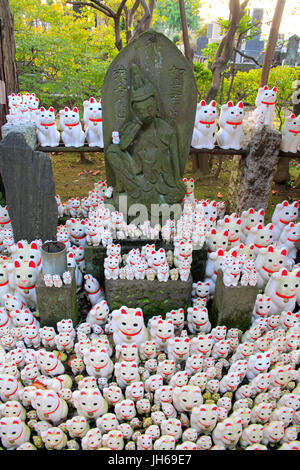 Maneki Neko am Gotokuji Tempel Tokyo Japan Stockfoto