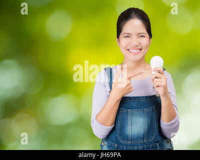 asiatische Frau halten Glühbirnen Stockfoto