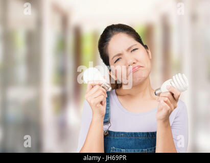 asiatische Frau mit Glühbirnen zu verwechseln Stockfoto