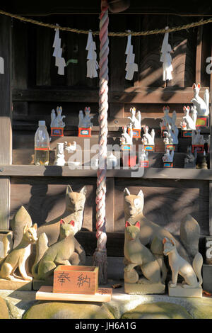 Fuchs Statuen am Inari Shrine of Entdeckung Jinja Shinto-Schrein in Fussa Stadt Tokio Japan Stockfoto