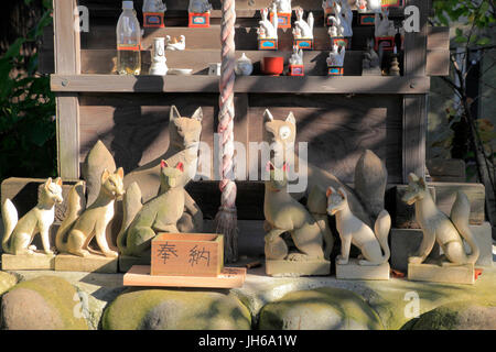 Fuchs Statuen am Inari Shrine of Entdeckung Jinja Shinto-Schrein in Fussa Stadt Tokio Japan Stockfoto