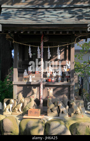 Fuchs Statuen am Inari Shrine of Entdeckung Jinja Shinto-Schrein in Fussa Stadt Tokio Japan Stockfoto