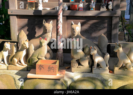 Fuchs Statuen am Inari Shrine of Entdeckung Jinja Shinto-Schrein in Fussa Stadt Tokio Japan Stockfoto