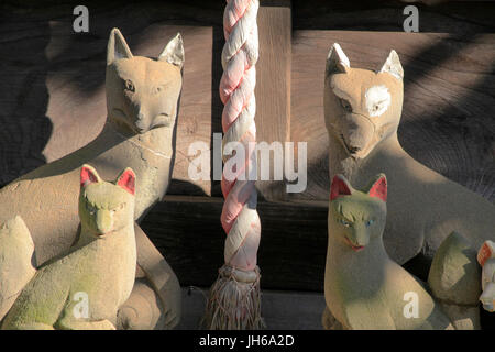 Fuchs Statuen am Inari Shrine of Entdeckung Jinja Shinto-Schrein in Fussa Stadt Tokio Japan Stockfoto