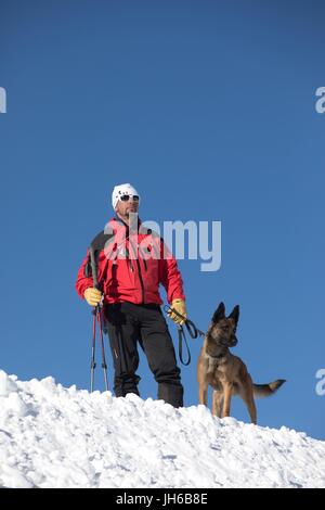 LAWINENRETTUNG MIT HUNDEFÜHRER Stockfoto