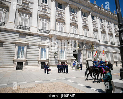MADRID - Juni 10: Spanisch Royal Guards Änderung während der Wache Montage Zeremonie am 10. Juni 2017 am königlichen Palast von Madrid, Spanien. Stockfoto