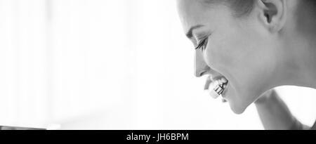 Junge Frau, nackt, ihre Zähneputzen im Bad Stockfotografie - Alamy