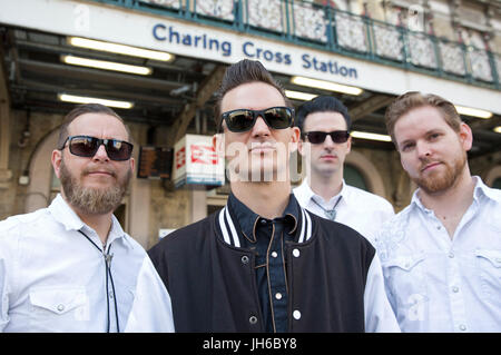 Bargeld, eine voll inszeniert Johnny Cash Tribute Band, führen Sie an der Charing Cross Station Passagiere daran erinnern, dass vom 26 August bis 2 September keine Southeastern werden Züge an der Charing Cross, Waterloo East und London Bridge, sondern ihr Zug, Victoria oder eine alternative Station umgeleitet werden kann. PRESSEVERBAND Foto. Bild Datum: Donnerstag, 13. Juli 2017. Bildnachweis sollte lauten: Isabel Infantes/PA Wire Stockfoto