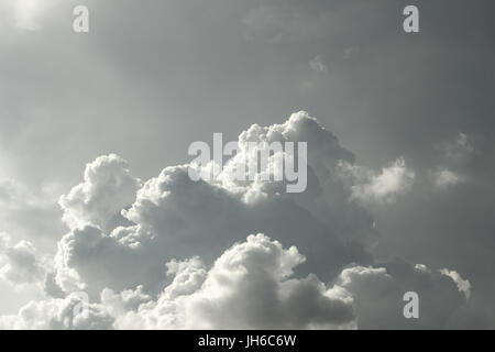 Wolkengebilde - weiße Wolken machen abstrakte Muster in den Himmel; Stockfoto
