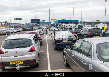 Portsmouth, Solent, UK - 23. Juni 2017: Fahrzeuge und Passagiere, die Schlange für die Bretagne Fähren Bretagne Segeln aus Portsmouth UK nach Saint-Malo Frankreich Stockfoto