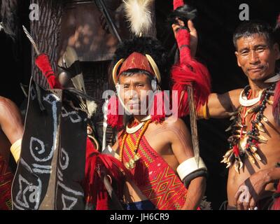 Tribal-TänzerInnen auf ihrem Weg auf die Bühne Stockfoto