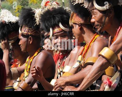 Tribal-TänzerInnen warten ihrerseits Stockfoto