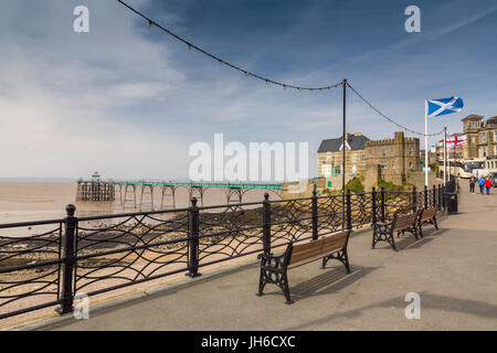 Flaggen der verschiedenen Nationen an der Promenade mit Blick auf den restaurierten viktorianischen Pier in Clevedon auf der Bristol Channel, North Somerset, England, UK Stockfoto