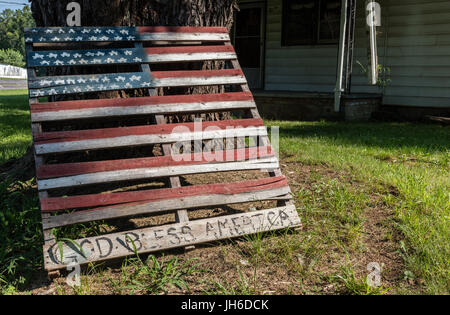 Morganton, NC - 12. Juli 2017: handbemalte amerikanische Flagge auf Rasen im Herzen von dem Bible Belt Stockfoto