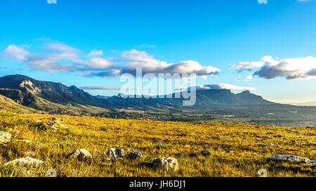 Am frühen Morgen über dem westlichen Kap mit Kapstadt und den Tafelberg betrachtet von Ou Kaapse Weg, Old Cape Road, an einem klaren Wintermorgen. Stockfoto